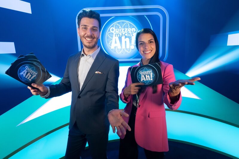 Clarissa und Tarkan als Quizmaster – Bild: WDR/​Thorsten Schneider