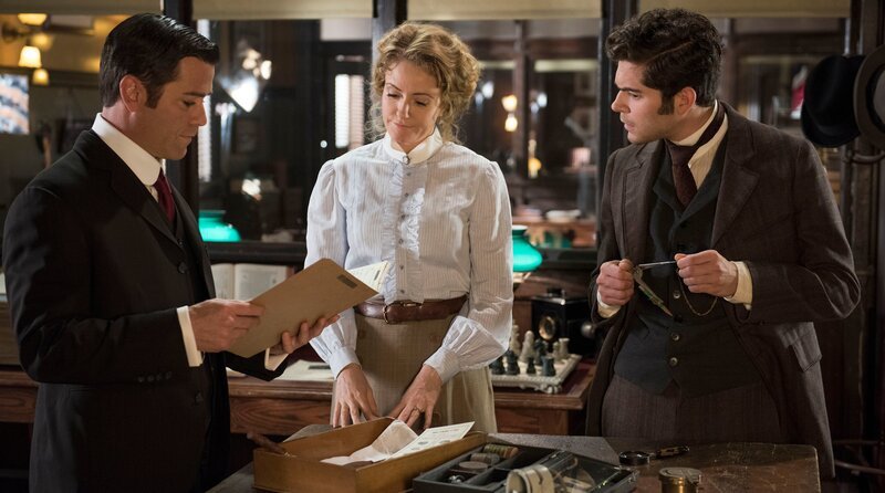 v.l.n.r.: Dr. Ogden (Helene Joy), Detective Murdoch (Yannick Bisson), Detective Watts (Daniel Maslany) – Bild: WDR/​Shaftesbury/​ITV Studios
