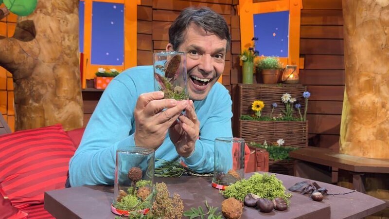 Zum Weltkindertag zeigt Juri eine Idee des Kinderredaktionsrats: Aus Moos, Blättern und Zapfen entsteht ein kleines Herbst-Glas. – Bild: KiKA