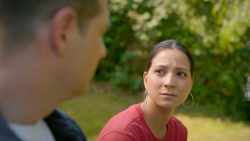 Deniz (Igor Dolgatschew) stellt seinen Traum für Charlotte „Charlie“ (Shaolyn Fernandez) hinten an. – Bild: RTL /​ Die Fassade bröckelt