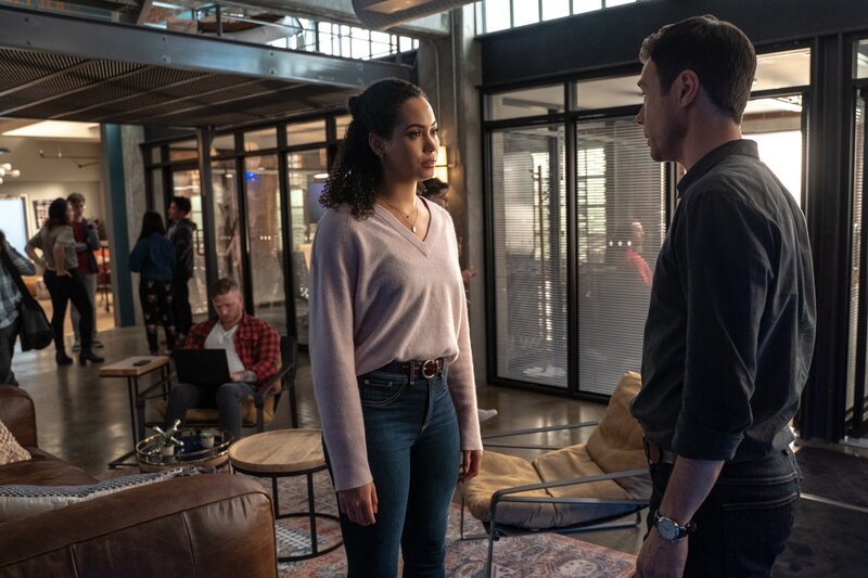 Macy Vaughn (Madeleine Mantock, l.); Harry Greenwood (Rupert Evans, r.) – Bild: The CW Network, LLC /​ Colin Bentley
