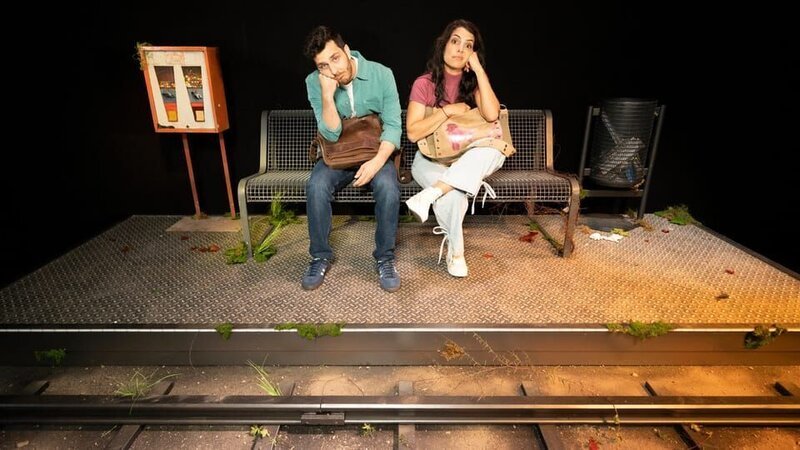 Clarissa und Tarkan sitzen an einer einsamen Bahnhaltestelle – ohne Handyempfang. – Bild: WDR/​Thorsten Schneider