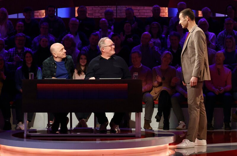 Moderator Kai Pflaume (r.) mit Rateteam-Kapitän Bernhard Hoëcker (l.) und Schauspieler Harald Krassnitzer (M.). – Bild: ARD/​Morris Mac Matzen
