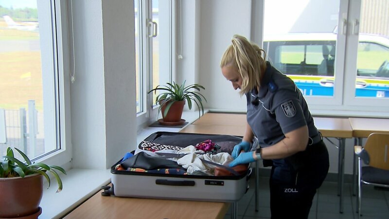 Zollbeamte machen am Flughafen einen gefährlichen Fund. – Bild: RTLZWEI