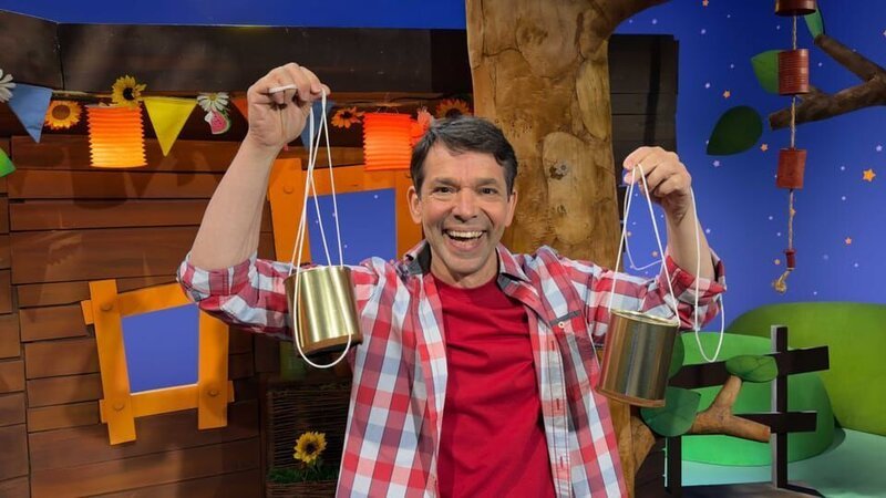 Juri zeigt, wie du aus leeren Konservendosen bunte Dosenstelzen basteln und damit erste Schritte auf Stelzen wagen kannst. – Bild: KiKA