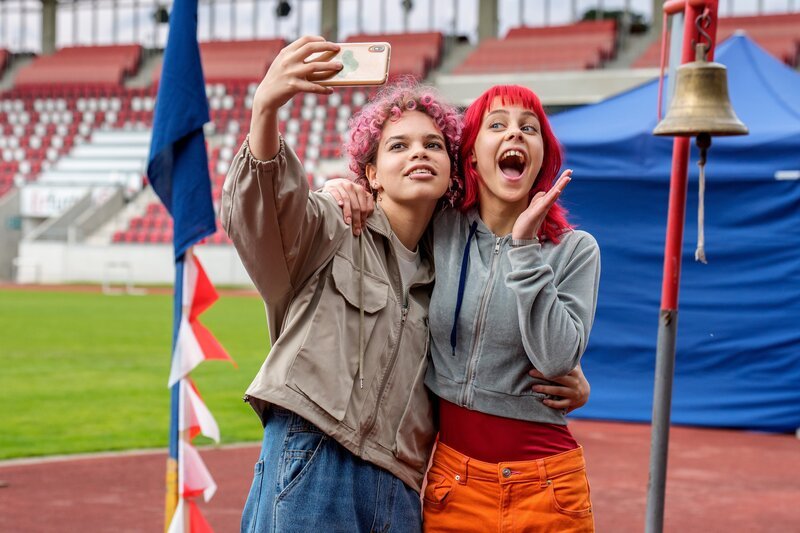 Ava (Mia Stieber) und Elly (Nelly Borodina) – Bild: MDR/​Uwe Frauendorf