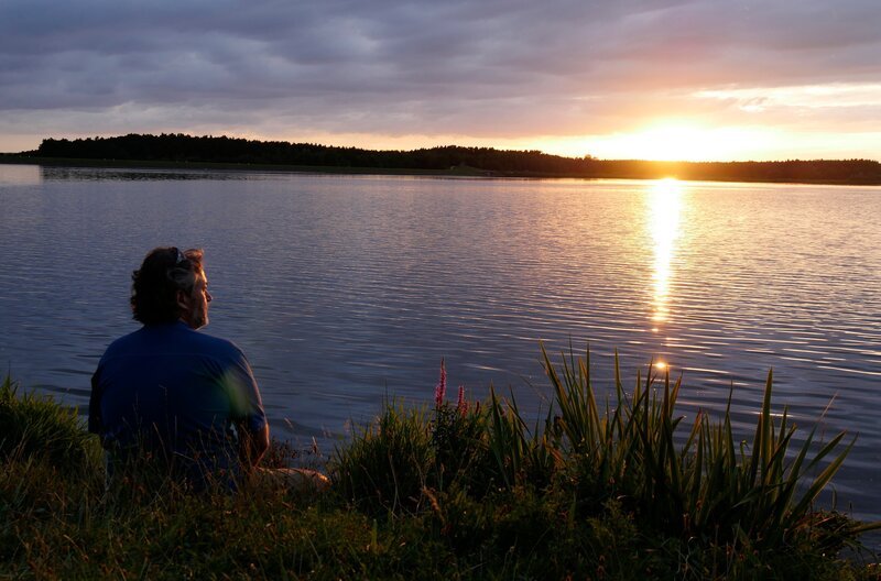 Thomas Grasberger beim Sonnenuntergang am Rothsee. Weiteres Bildmaterial finden Sie unter www.br-foto.de. – Bild: BR/​Reinhard Kungel