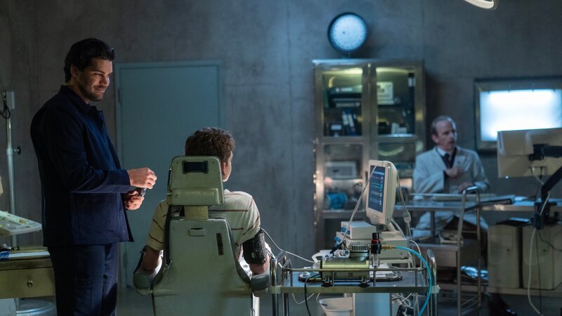 Der sadistische Assistent Tony (Jason Diaz, l.) hat Luke (Joe Freeman, M.) zu Dr. Hendricks (Robert Joy, r.) ins Untersuchungszimmer gebracht. – Bild: ZDF und Chris Reardon