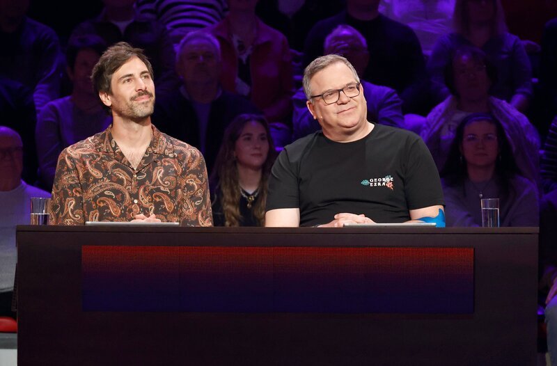 Rateteam-Kapitän Elton (r.) und der Sänger, Songwriter und Musikproduzent Max Giesinger (l.) bilden ein Rateteam. – Bild: ARD/Morris Mac Matzen Rateteam-Kapitän Elton (r.) und der Sänger, Songwriter und Musikproduzent Max Giesinger (l.) bilden ein Rateteam. – Bild: ARD/Morris Mac Matzen