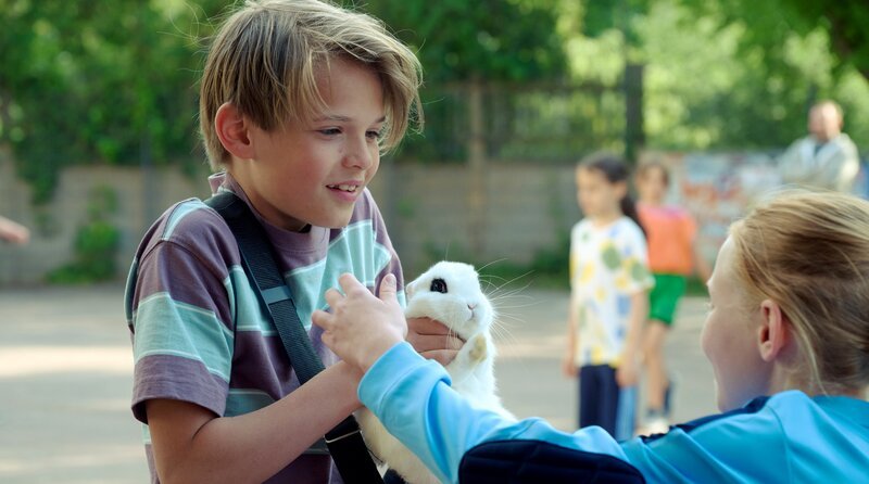 Tim (Maximilian Brunn) schenkt Ina (Lisa Lemke) Hoppel Nr. 2. – Bild: ARD Degeto Film/​W&B Television GmbH/​Walter Wehner