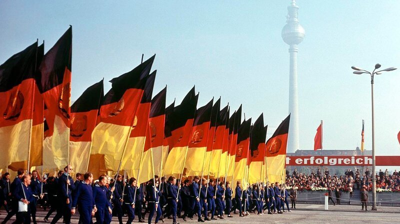 Die 1960er-Jahre stehen nach dem Mauerbau im Zeichen der Erneuerung. Mit Reformen will die SED die DDR modernisieren und stabilisieren. Aber wie erfolgreich sind sie tatsächlich? – Bild: phoenix/​ZDF