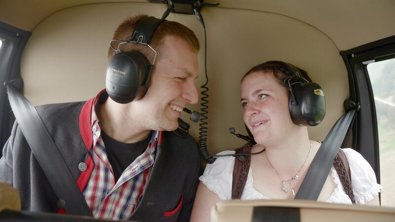 Jim Zehetner und Barbara Plank beim Heiratsantrag im Hubschrauber – Bild: ServusTV /​ ServusTV Bildredaktion