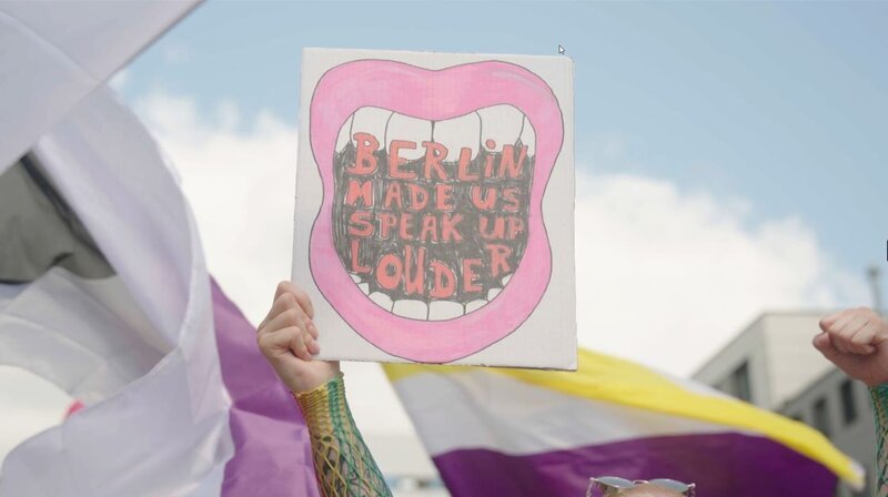 Der Angriff in Berlin soll queere Menschen einschüchtern. Doch beim Hamburger CSD kämpfen sie umso lauter für ihre Sichtbarkeit. – Bild: ZDF
