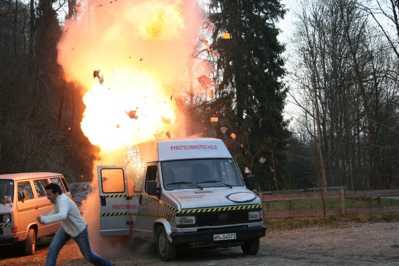 Willi bei einer Autosprengung in der Pyrotechnikerschule Peißenberg. Spezialisten sorgen dafür, dass alles echt aussieht und niemand verletzt wird. – Bild: BR/​megaherz gmbh