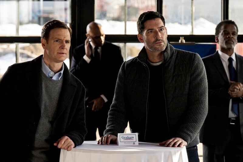 L-R: Nick Gehlfuss als Special Agent Bill Goodman und Tom Ellis als CIA-Fallbeauftragter Colin Glass. – Bild: CBS/​Paramount /​ CBS Studios Inc. All Rights Reserved.