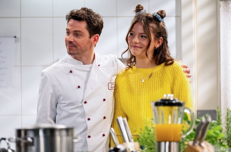 Frida (Hannah Werner r.) hofft vergeblich, dass sie in Kilians (Anthony Paul l.) Küche chillen kann. – Bild: ARD/​WDR/​Saskia Pavek