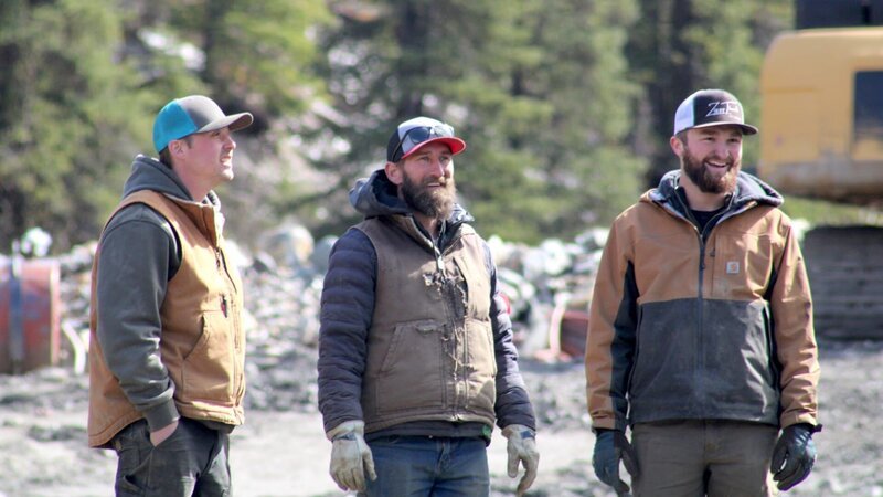 Bailey Carten, Kyle Lawson, Kai Shallcross smiling watching Rocky being moved into place – Bild: Warner Bros. Discovery