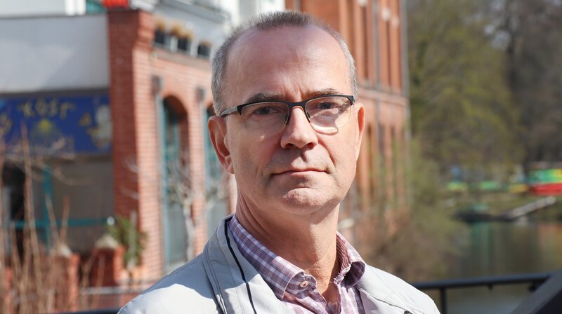 Im Sommer 1989 herrscht trotz allgegenwärtiger Stasi und permanenter Verhaftungsbedrohung Gründungsfieber unter den Oppositionellen. Der Starrsinn der Parteilenker, Fluchtwelle und Botschaftsbesetzungen, Sprachlosigkeit der Regierung angesichts des Problemstaus, repressive Überreaktionen und außenpolitisch motivierte Nachgiebigkeit mobilisieren viele beherzte Bürger. Das Neue Forum wird gegründet. – Rolf Lässig, 1989 Neues Forum Leipzig. – Bild: rbb/​Hans Sparschuh