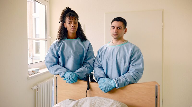 Mithu (Joy Ewulu, h.l.) und Ufuk (Daniel Rodic, h.r.) machen einen Krankenbesuch. – Bild: ARD/​Rudolf Wernicke