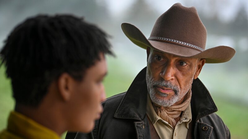 „Promise Me“ – Jules Latimer als Eve Edwards und Phil Morris als Elroy Edwards. – Bild: CH Media /​ Sergei Bachlakov