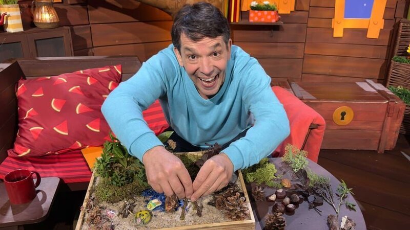 Juri zeigt, wie du aus Sand und Naturmaterialien eine kleine Sandlandschaft gestalten kannst. – Bild: KiKA
