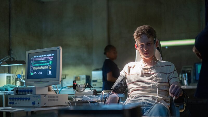 Gegen die unmenschlichen Tests von Dr. Hendricks kann sich Luke (Joe Freeman) nicht wehren. – Bild: ZDF und Chris Reardon