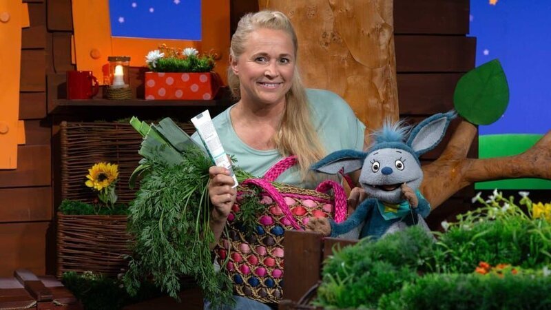 Singa erklärt Fidi, warum Zahncreme so wichtig ist und wie Zahnärztinnen und Zahnärzte dabei helfen, die Zähne gesund zu halten. – Bild: KiKA