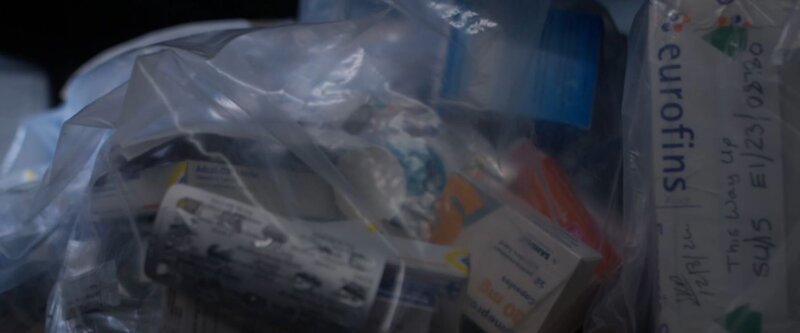 Heiße Spur: Bei Luke D’Wit werden massenhaft Medikamente gefunden, darunter Fentanyl. – Bild: Candour Productions /​ ZDF