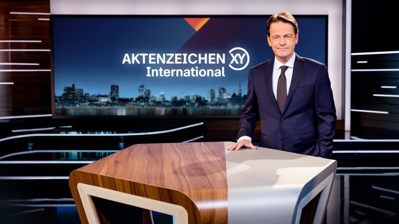 Rudi Cerne im Studio – Bild: ZDF und Nadine Rupp