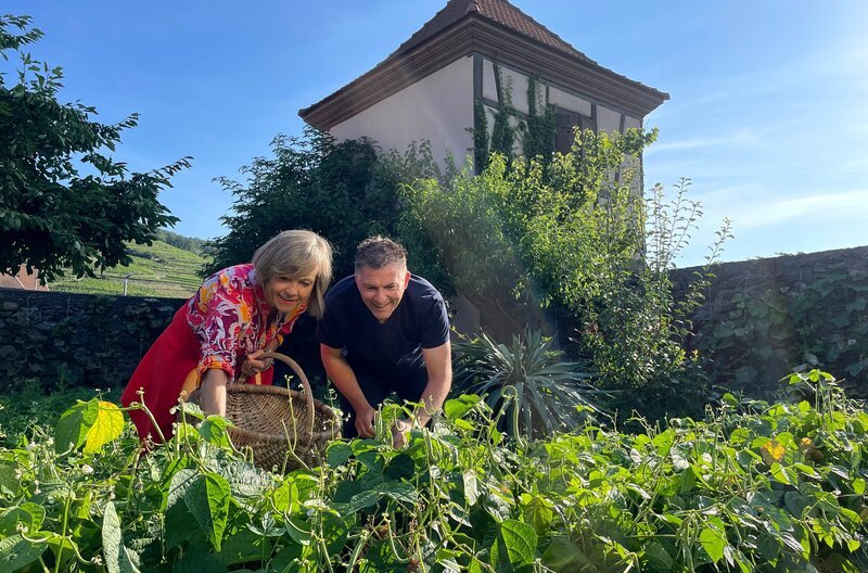 Moderatorin Annette Krause im Garten mit Sternekoch Jerome Jaegle. – Bild: SWR