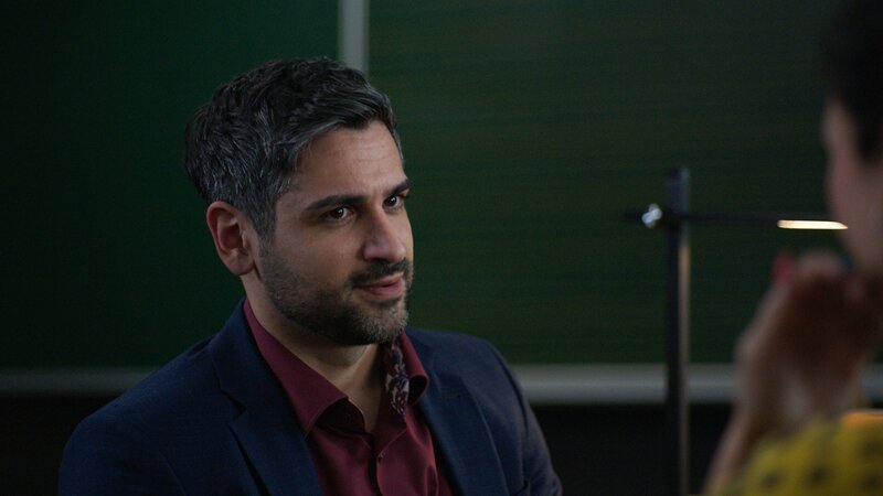 Der NLP-Dozent Sihir (Daniel Rodic) zieht alle in seinen Bann. – Bild: ZDF und Thorsten Harms