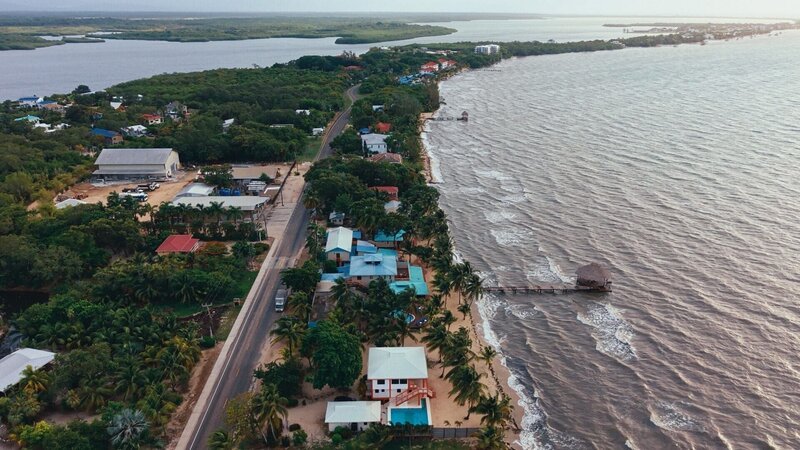 Stadt Placencia in Belize. – Bild: ORF/​Metafilm GmbH