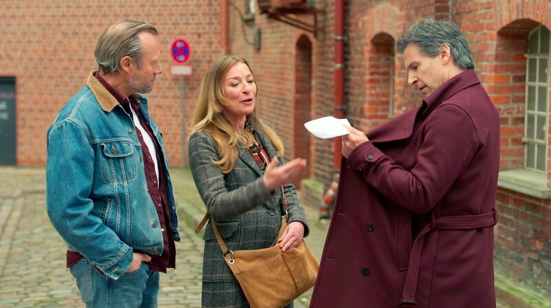 Richard (r. Florian Odendahl) versucht Carla (m. Maria Fuchs) und Michael (l. Hanno Friedrich) wegen der geplanten Zubringerstraße für das neue EmKa-Projekt mit einem großzügigen finanziellen Kaufangebot für ihren Hof zu beschwichtigen. Doch die beiden lehnen ab! – Bild: NDR