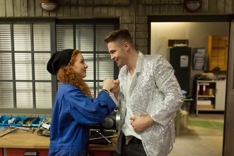 Bambi (Benjamin Heinrich) rekrutiert Joe (Sarah Hannemann), um ihm heimlich bei den Antragsvorbereitungen zu helfen. – Bild: RTL Passion