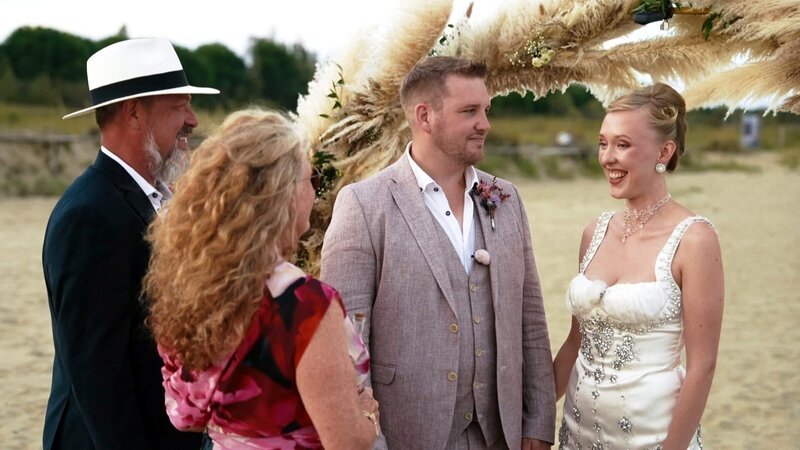 Auf dem Mega-Campingplatz Marina di Venezia heiratet Burlesque-Tänzerin Setty ihren Tanner – barfuß am Strand. – Bild: RTLZWEI