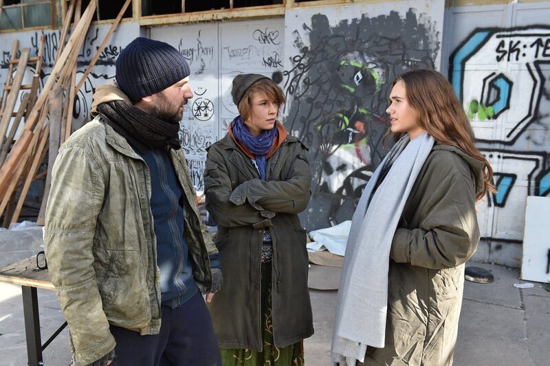Können Hotte (Michael Krabbe, l.), Bianca (Josefine Belger, M.) und Maria (Josephine Martz, r.) die Baupläne der Brock AG verhindern? – Bild: SAT.1/​André Kowalski