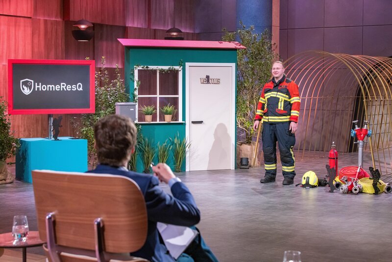 Leonard Mergel präsentiert den „Löwen“ mit HomeResQ eine Software für schnellere Hilfe der Feuerwehr. Er erhofft sich ein Investment von 150.000 Euro für 20 Prozent der Firmenanteile. – Bild: RTL /​ Bernd-Michael Maurer