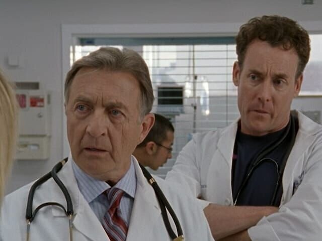 (v.li.): Ken Jenkins (Dr. Bob Kelso), John C. McGinley (Dr. Perry Cox). – Bild: Disney+