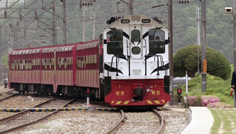 Koreanischer Personenzug. – Bild: NDR/​SWR/​Grit Merten