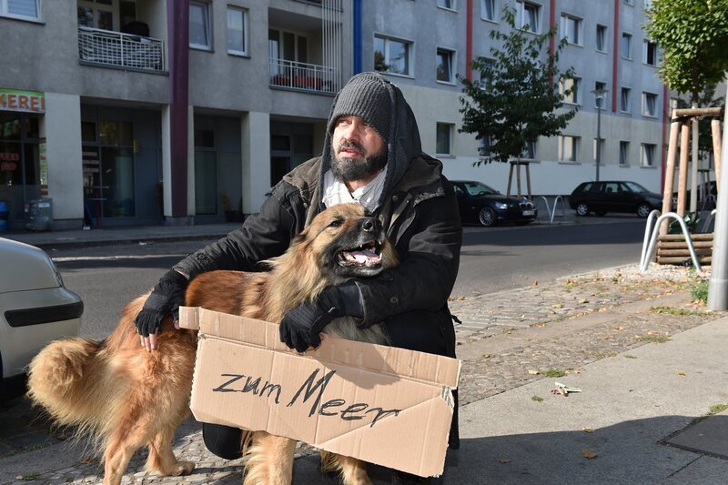 Wird Daniel (Raphael Vogt) die Stadt wirklich verlassen? – Bild: SAT.1 /​ André Kowalski