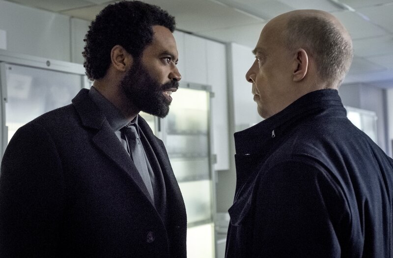 Ian Shaw (Nicholas Pinnock, l.); Howard (J.K. Simmons, r.) – Bild: PLURIMEDIA (Starz Entertainment, LLC)