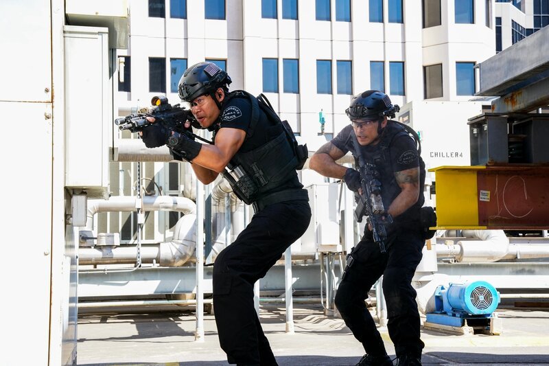 l-r: David Lim als Officer Victor Tan, Alex Russell als Jim Street – Bild: CH Media /​ Bill Inoshita