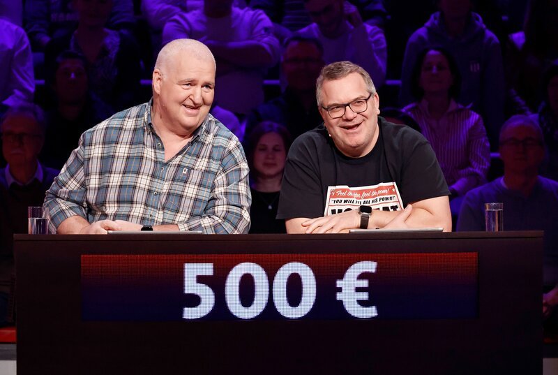 Rateteam-Kapitän Elton (r.) mit dem Komiker Markus Maria Profitlich (l.). – Bild: ARD/​Morris Mac Matzen