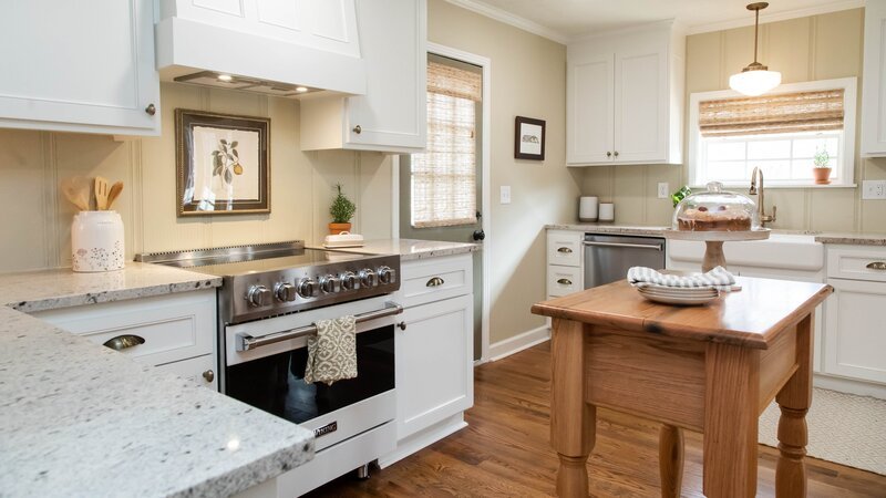 To maximize the space in the Wahl kitchen, Erin and Ben deleted the window, added a new built-in hood vent, a new Viking range, and ample upper cabinetry along the wall. – Bild: HGTV US /​ RTR Media Inc /​ Warner Bros. Discovery, Inc. or its subsidiaries and affiliates