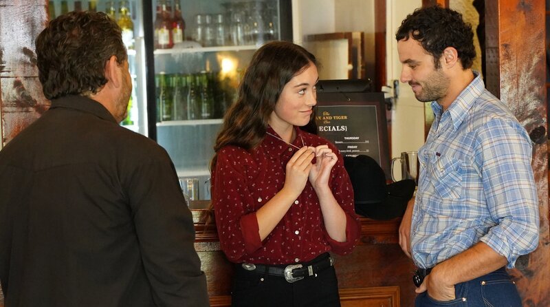 Detective Shepherd (Neill Rea, li.) beobachtet in der Country-Bar Maude (Madeleine Adams) und Bill (Josh McKenzie). – Bild: SPP & A3MI/​Matt Klitscher
