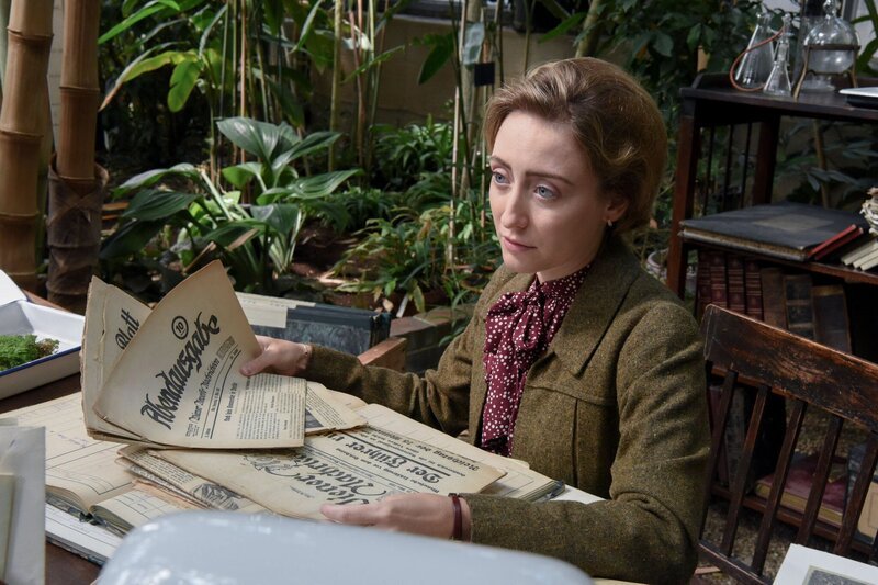 Alina Fritsch (als Miriam Rothschild). – Bild: ORF/​Hubert Mican /​ ZDF