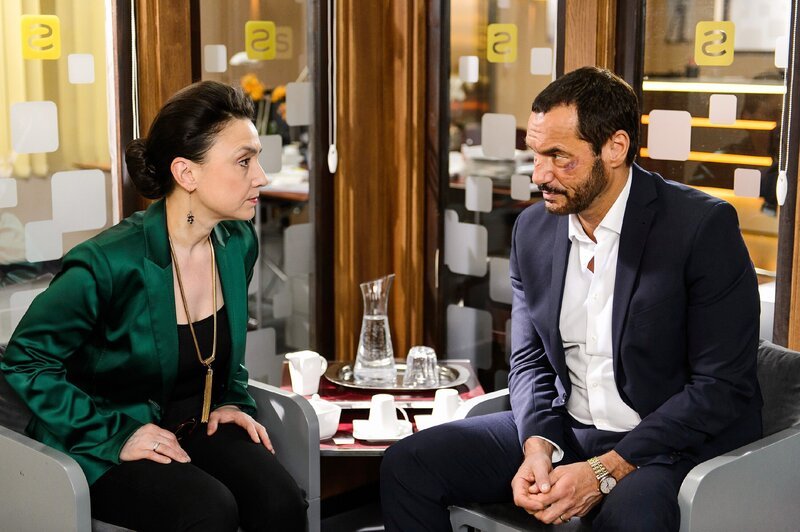 Simone (Tatjana Clasing) und Richard (Silvan-Pierre Leirich) hoffen darauf, dass Jenny sich Maximilians Spielchen widersetzt. – Bild: RTL /​ Willi Weber