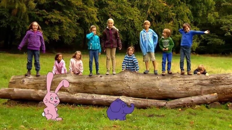 Kinder zeigen, wie viel Spaß sie im Herbst in der Natur haben können und Hase und Elefant sind natürlich mit dabei. – Bild: WDR/​Die Sendung mit dem Elefanten