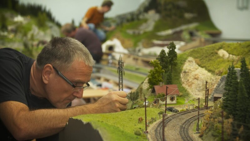 Jonns setzt bei der Arbeit auf ausgefallene Details. – Bild: Warner Bros. Discovery