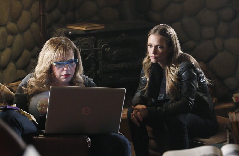 Ein neuer Fall wartet auf das Team um JJ (AJ Cook, r.) und Garcia (Kirsten Vangsness, l.) … – Bild: ABC Studios /​ Robert Voets